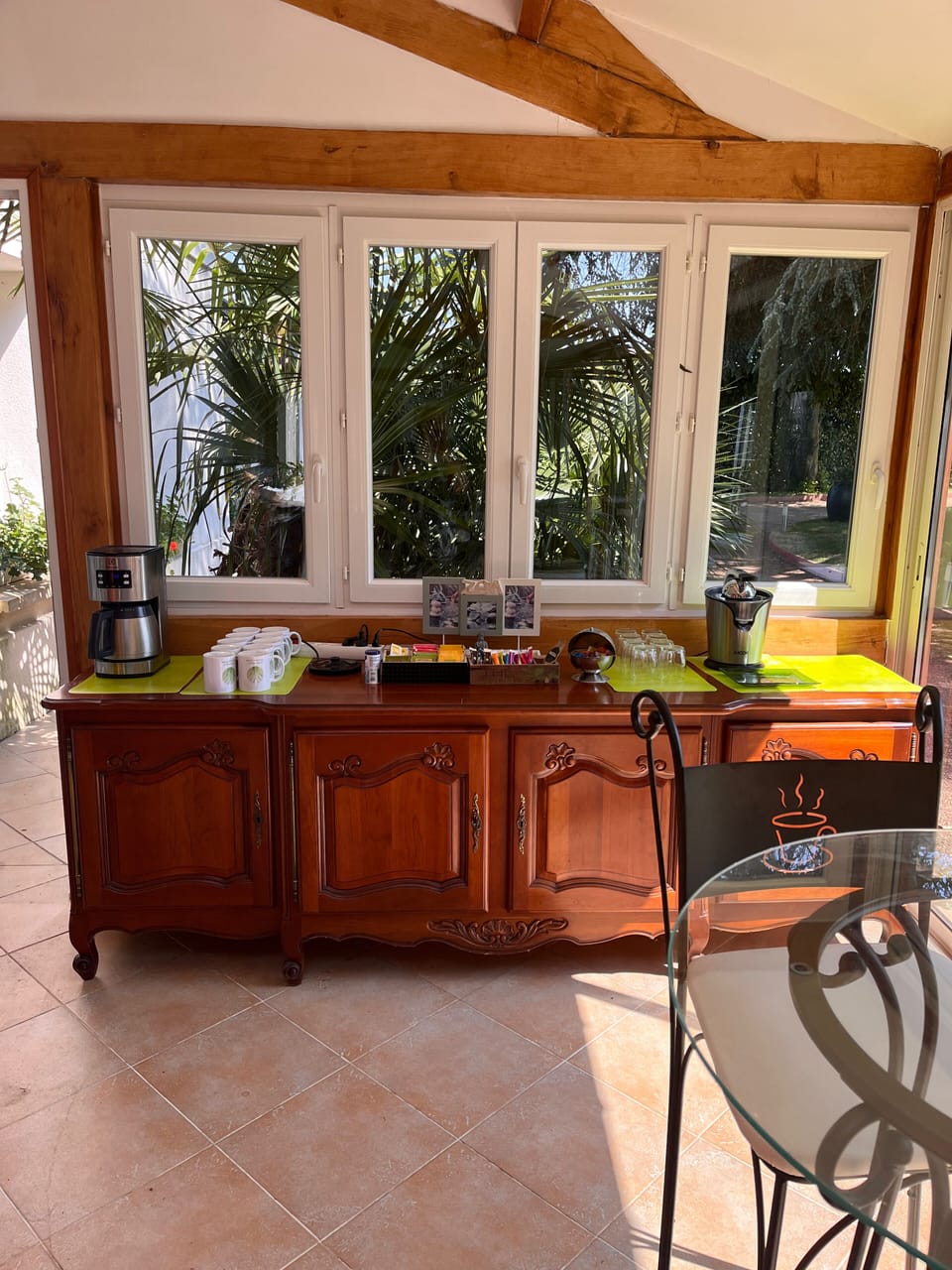 Daily cooked-to-order breakfast (EUR 10 per person)