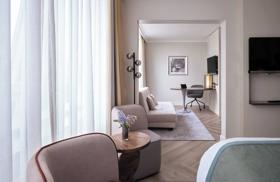 Hypo-allergenic bedding, minibar, in-room safe, desk