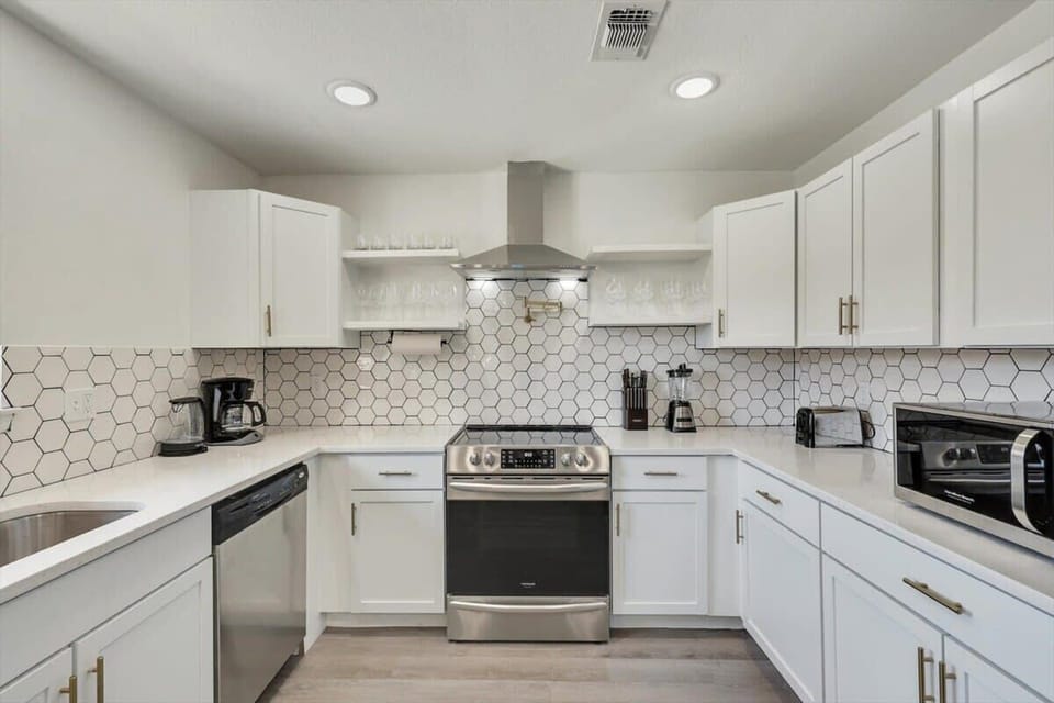 Bright and cheerful with high-end finishes, this is the stuff dream kitchens are made of!