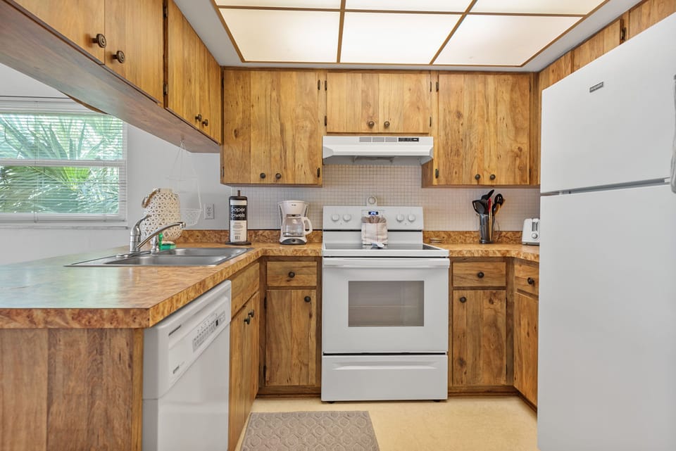 Fully equipped kitchen with dishwasher, electric range and refrigerator