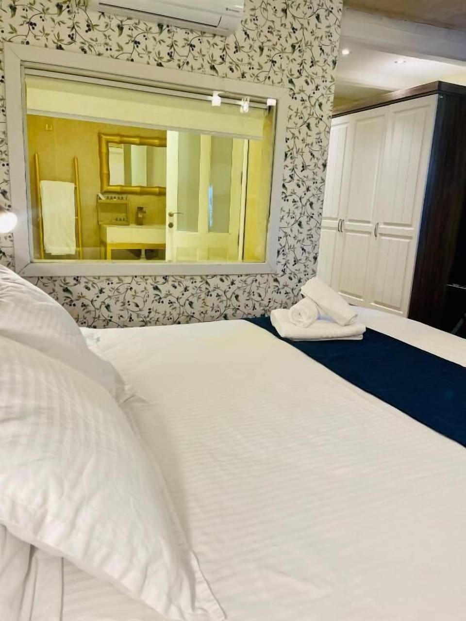Comfort Double Room, 1 Queen Bed, Bathtub, Garden View | In-room safe, individually decorated, desk, free WiFi