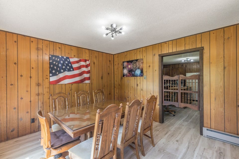 Dining Room (Seats 7)