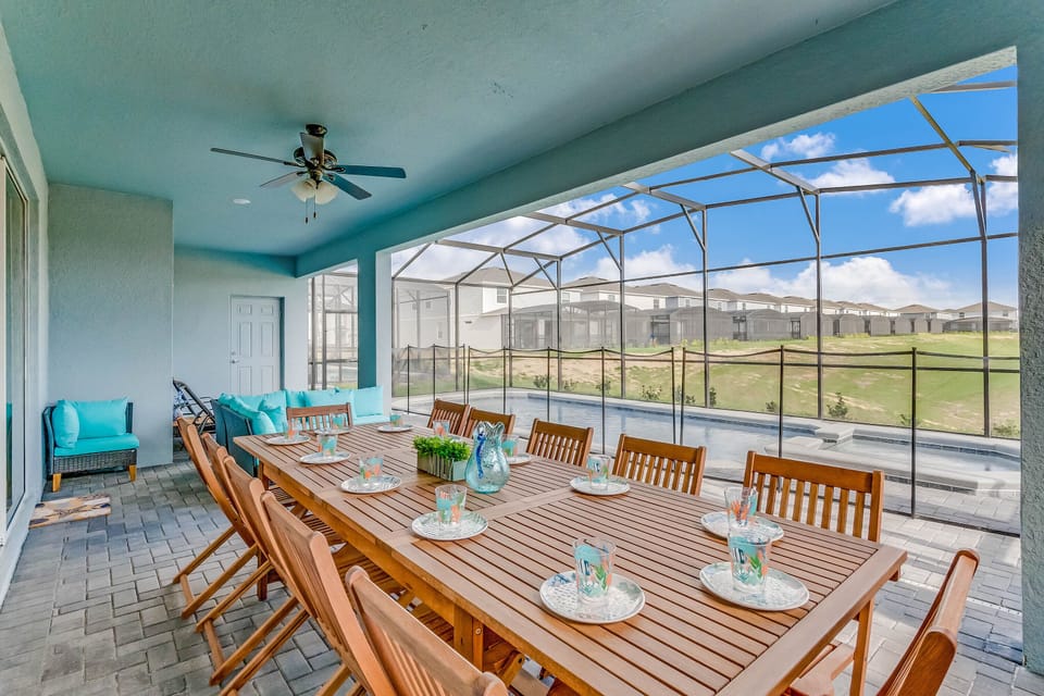Outdoor Dining, relax by the poolside