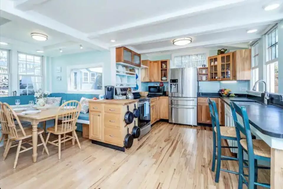 Gather around the cozy dining nook with plenty of room for all!