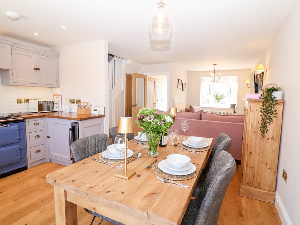 Cottage | Dining