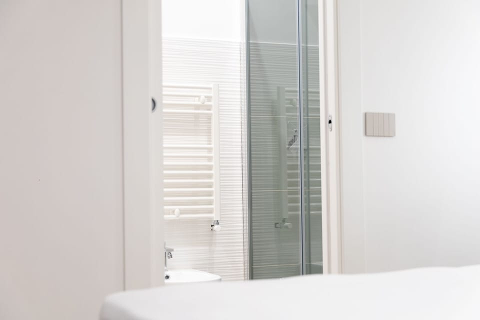Deluxe Double or Twin Room | Bathroom | Shower, rainfall showerhead, free toiletries, hair dryer