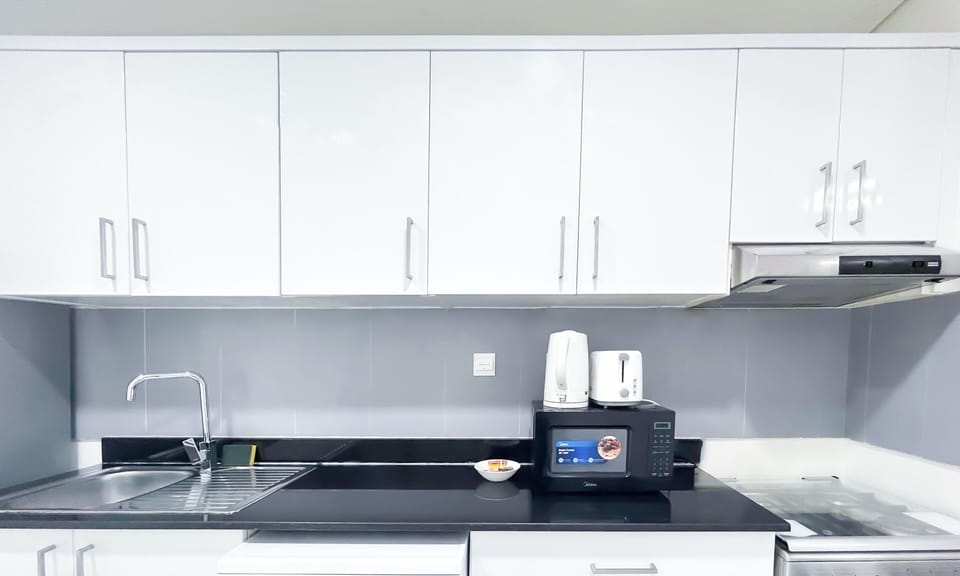 Apartment (0 Bedroom) | Private kitchenette | Microwave, oven, stovetop, electric kettle