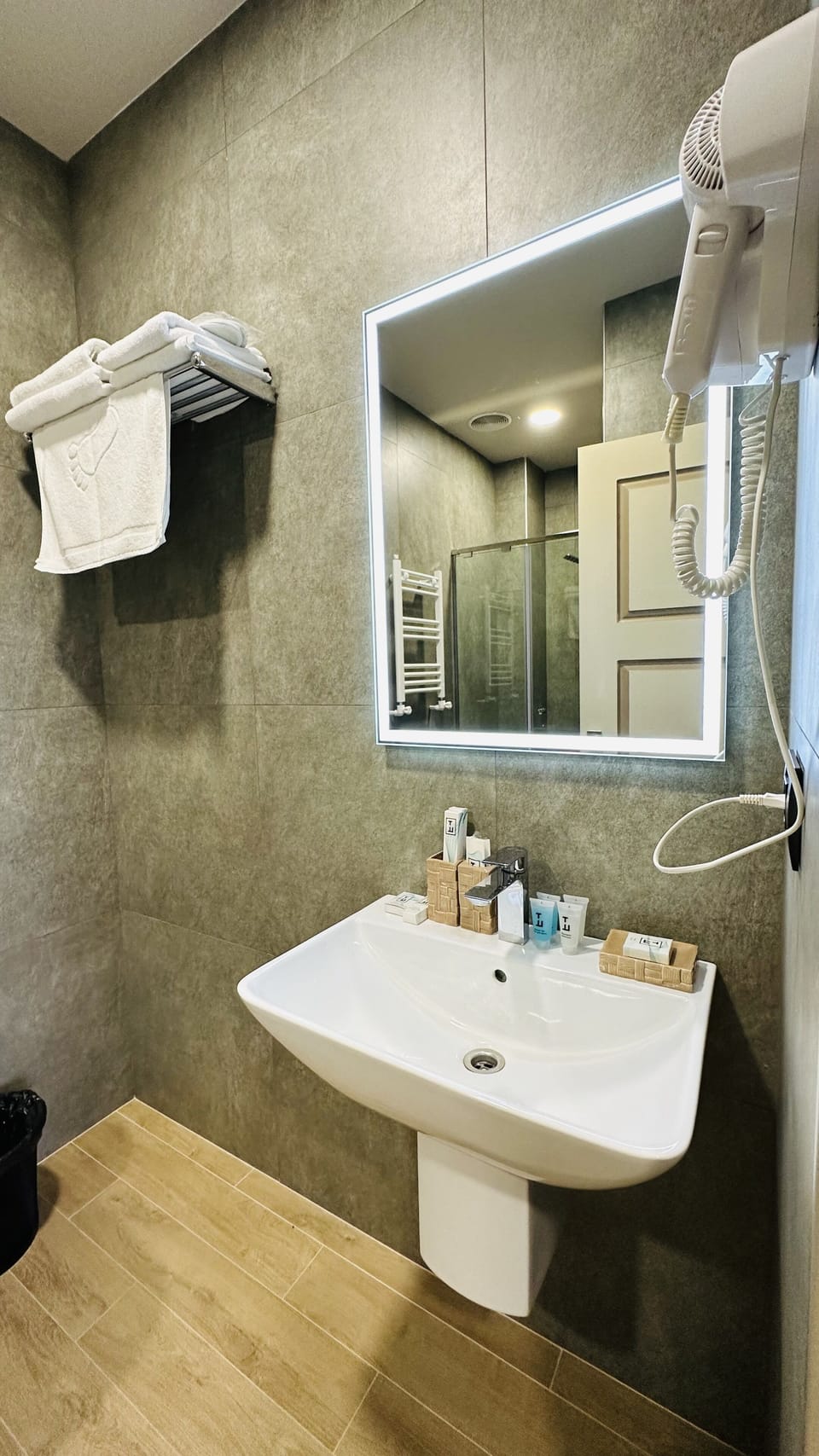 Hydromassage showerhead, designer toiletries, hair dryer, slippers