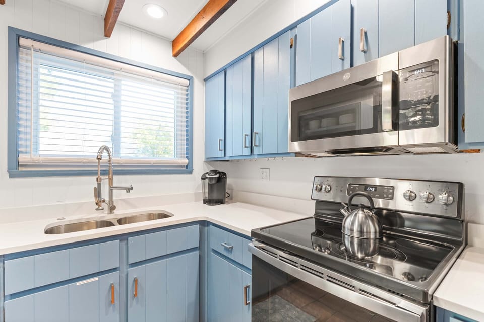 House, Multiple Beds, Kitchen, Pool View | Private kitchen | Fridge, microwave, coffee/tea maker, cookware/dishes/utensils