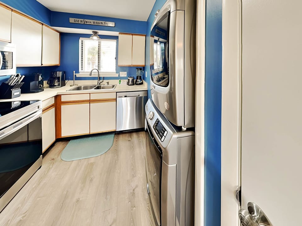 Condo, Multiple Beds, Pool Access, Garden View (0 - No Pets Allowed) | Private kitchen | Fridge, microwave, oven, dishwasher