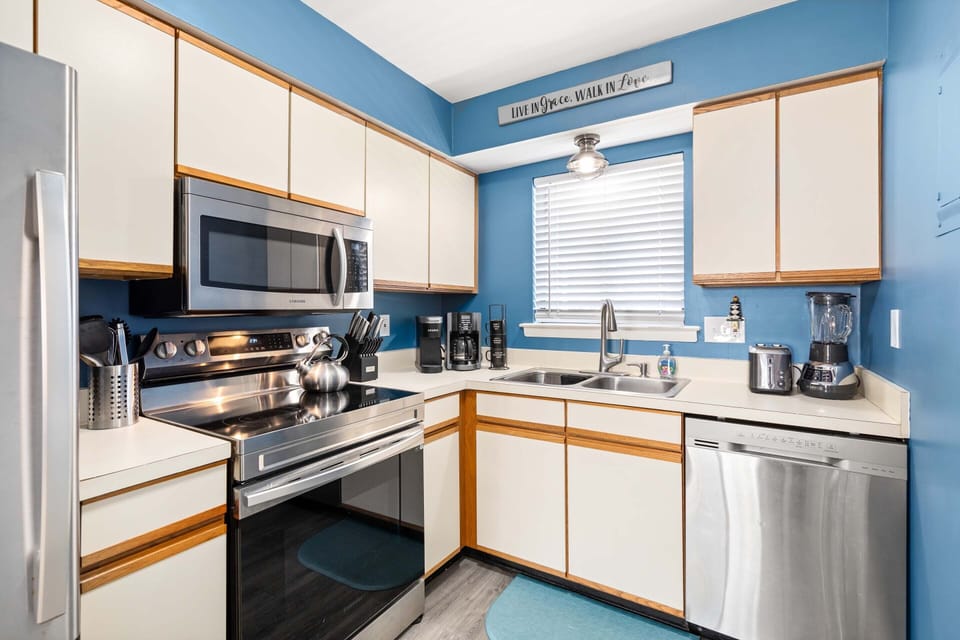 Condo, Multiple Beds, Pool Access, Garden View (0 - No Pets Allowed) | Private kitchen | Fridge, microwave, oven, dishwasher