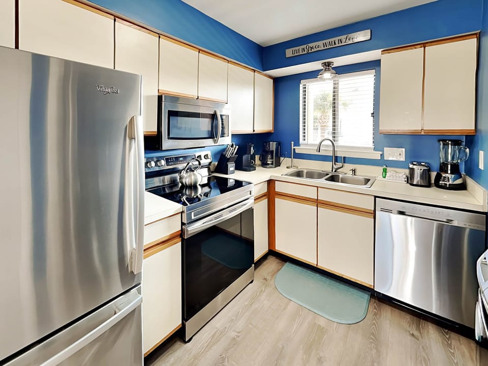 Condo, Multiple Beds, Pool Access, Garden View (0 - No Pets Allowed) | Private kitchen | Fridge, microwave, oven, dishwasher