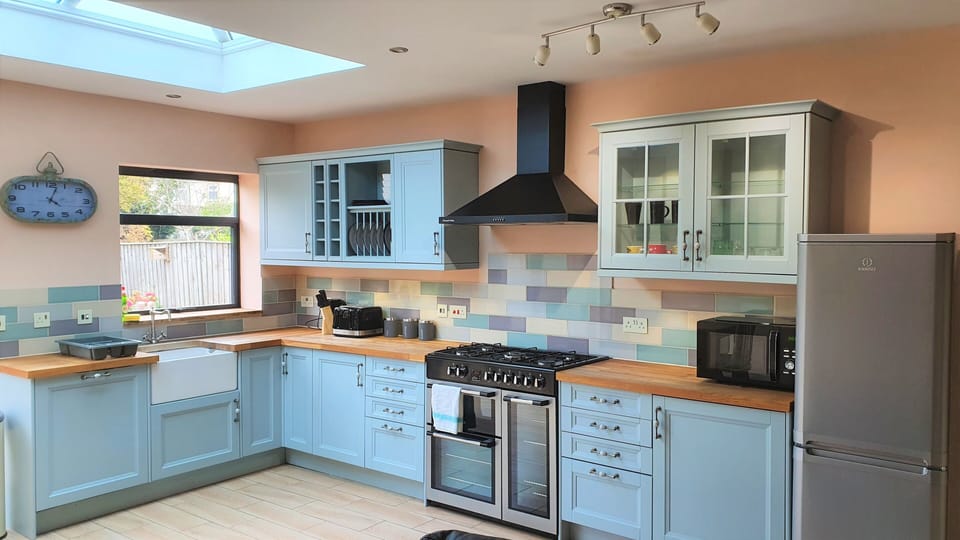 Family House | Private kitchen | Full-size fridge, microwave, oven, stovetop