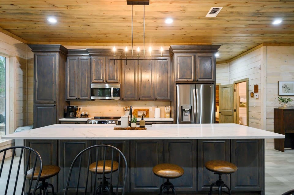 Grab a quick bite at our eat-in kitchen