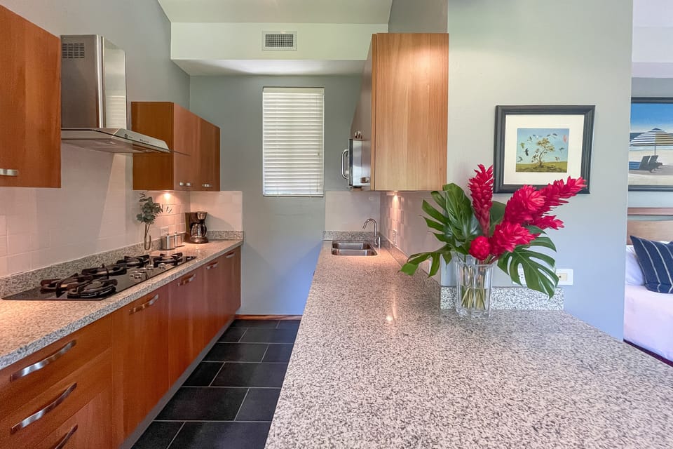 Courtyard Guest House w/ King Bedroom & Kitchen