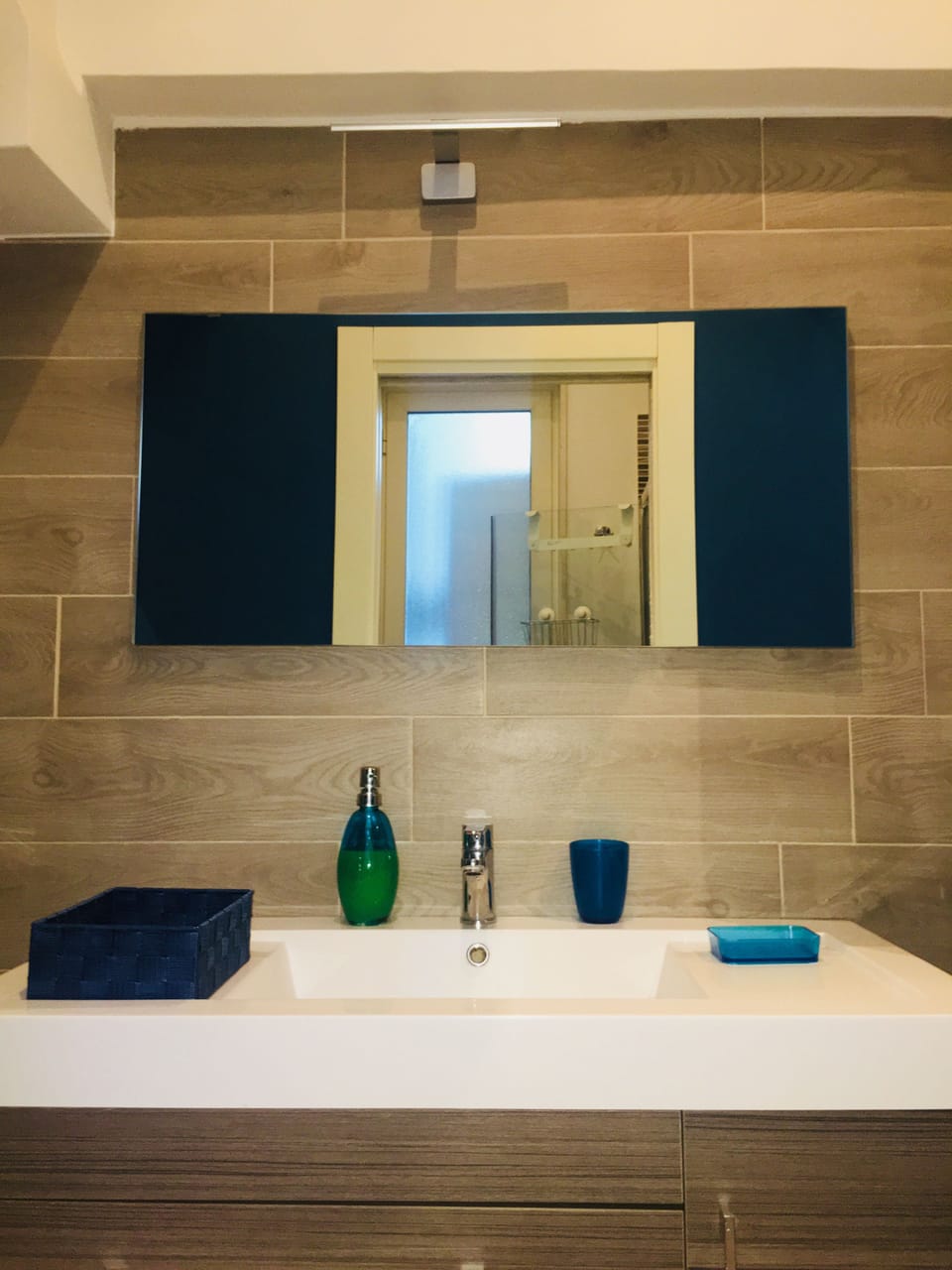 Bathroom sink