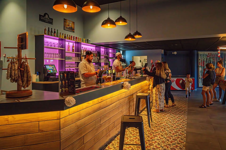 The vibrant bar invites families to unwind and savor delicious refreshments, all while enjoying the welcoming ambiance of this premier 4-star destination.