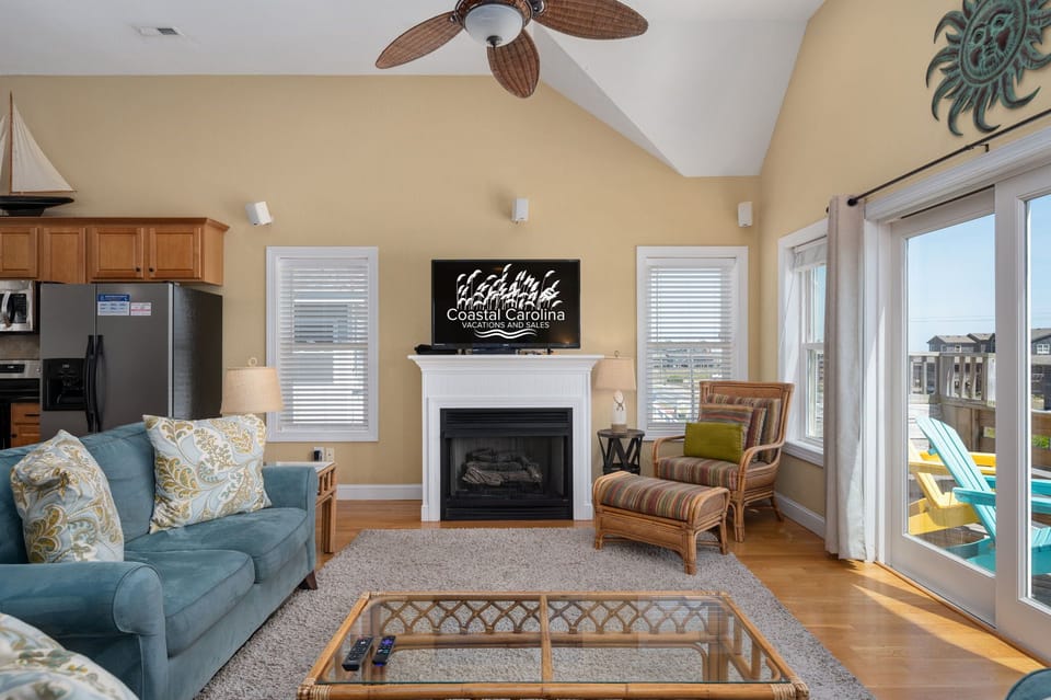 NH385: Footloose & Fab | TL Living Area - Ocean Views, Deck Access