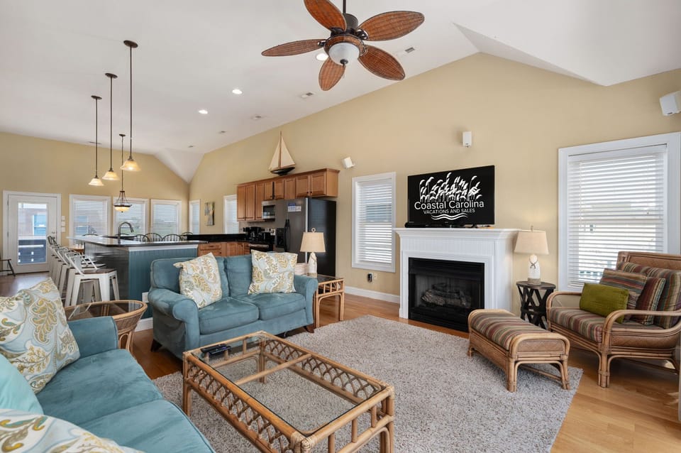 NH385: Footloose & Fab | TL Living Area - Ocean Views, Deck Access