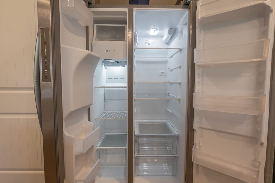 Side by Side Refrigerator/Freezer with Ice Maker
