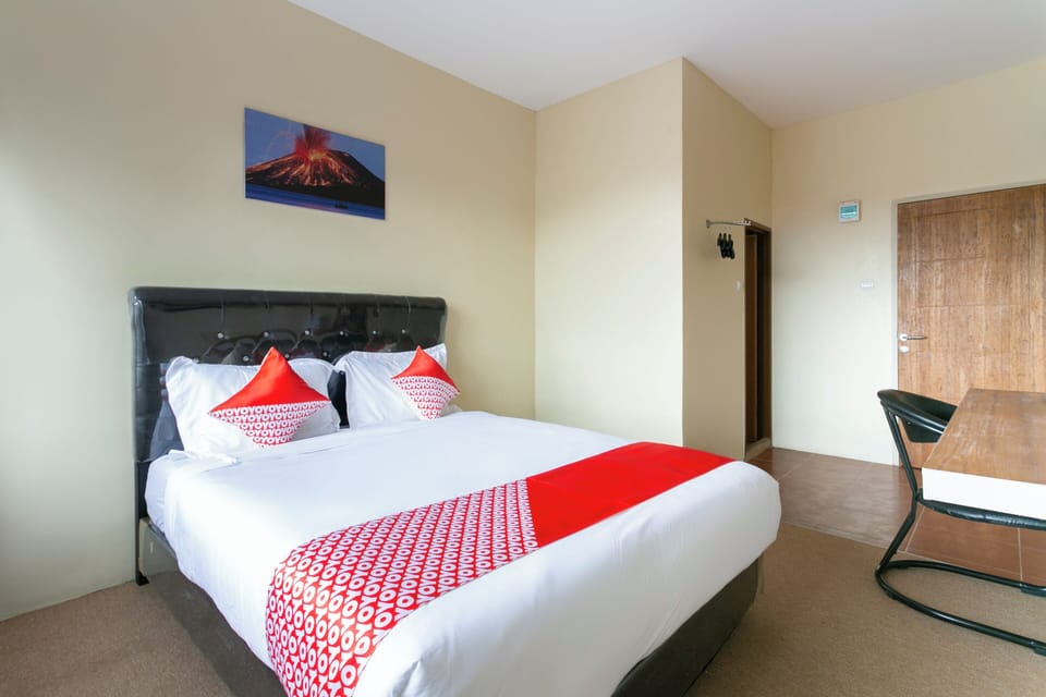 Laptop workspace, free WiFi, bed sheets