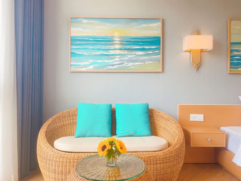 Hypo-allergenic bedding, minibar, in-room safe, individually decorated
