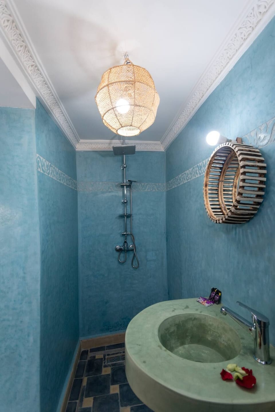 Signature Triple Room | Bathroom | Shower, rainfall showerhead, free toiletries, hair dryer