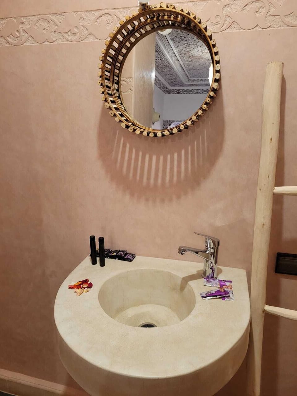 Shower, rainfall showerhead, free toiletries, hair dryer