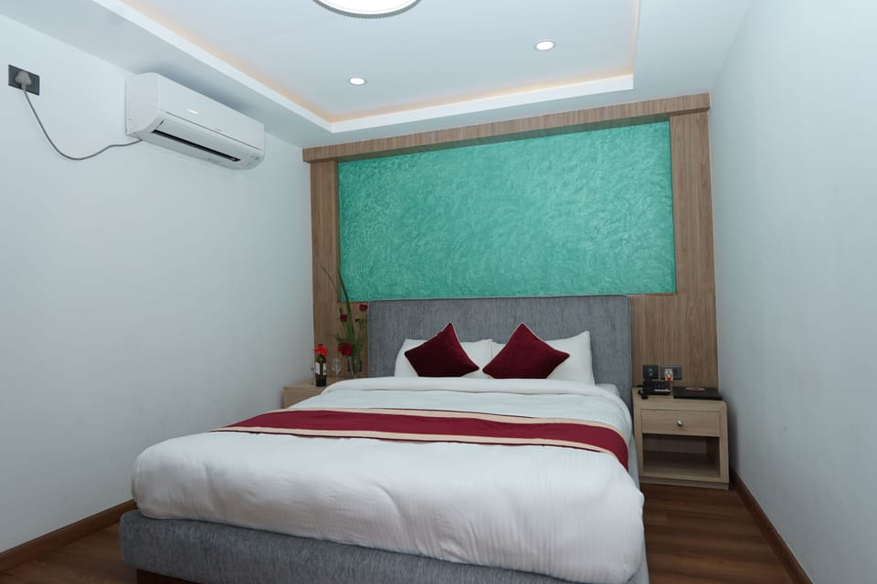 Hypo-allergenic bedding, minibar, desk, laptop workspace