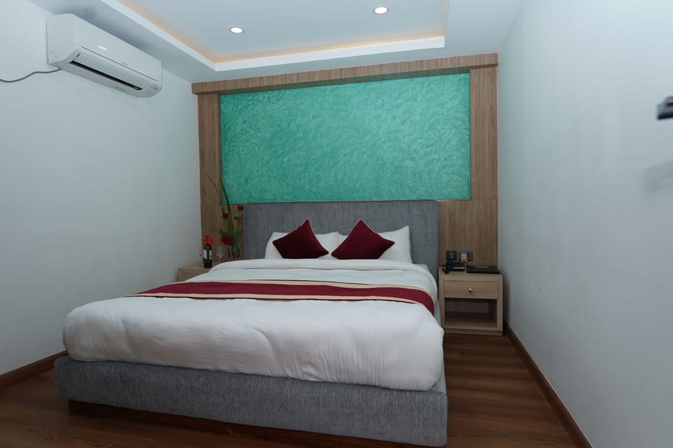 Hypo-allergenic bedding, minibar, desk, laptop workspace