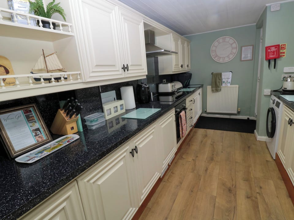 Cottage | Private kitchen | Fridge, dishwasher, electric kettle, toaster