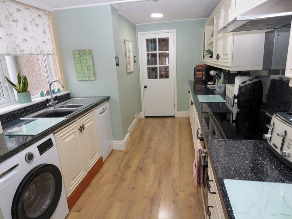 Cottage | Private kitchen | Fridge, dishwasher, electric kettle, toaster