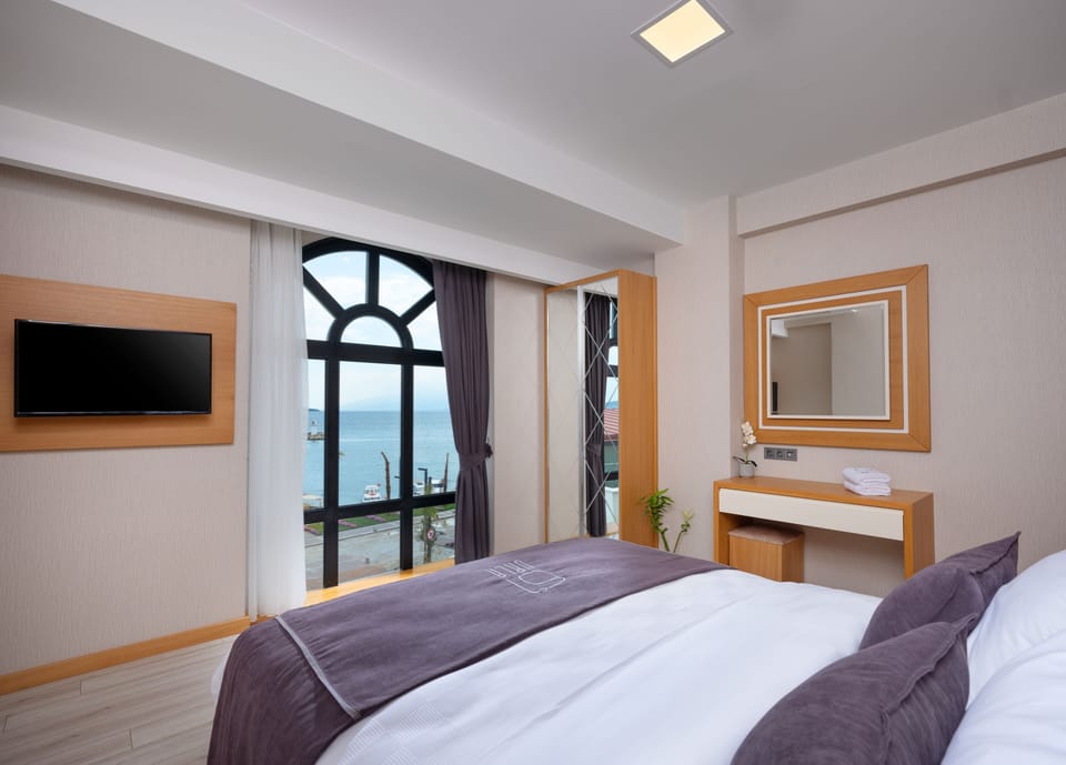 Suite Sea View | Hypo-allergenic bedding, free minibar items, in-room safe