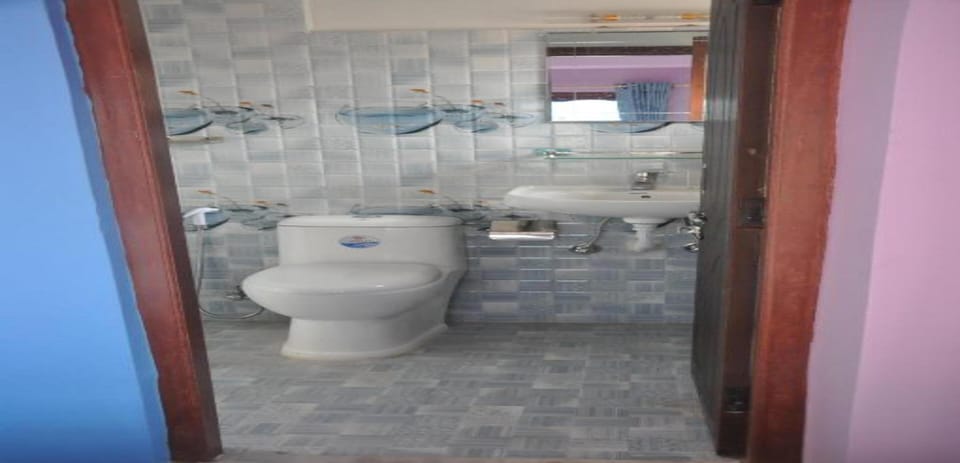 Double Room | Bathroom | Shower, rainfall showerhead, towels, soap