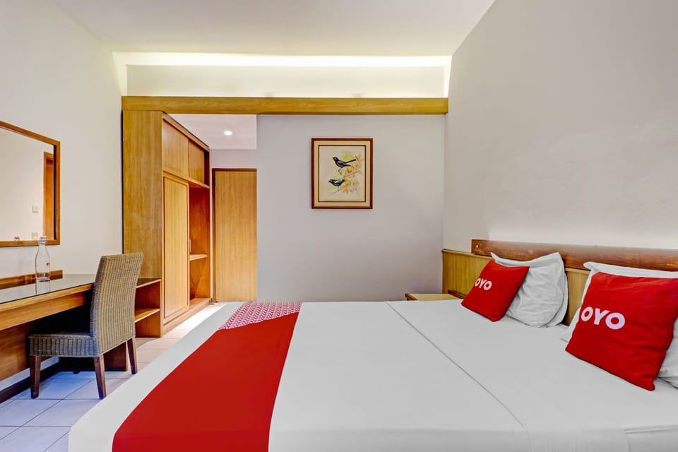 Desk, laptop workspace, free WiFi, bed sheets