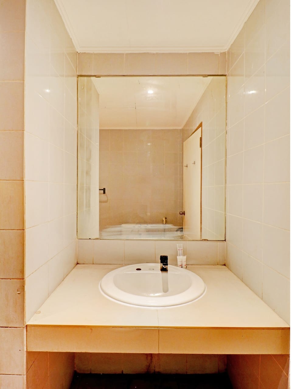Deluxe Twin Room | Bathroom | Free toiletries, towels, soap, shampoo