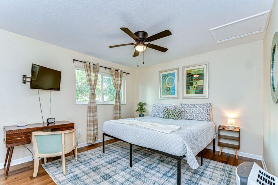 We only provide the comfiest linens for our guests! We also provide both firm and soft pillows for all types of sleepers. You`ll sleep like a dream here!