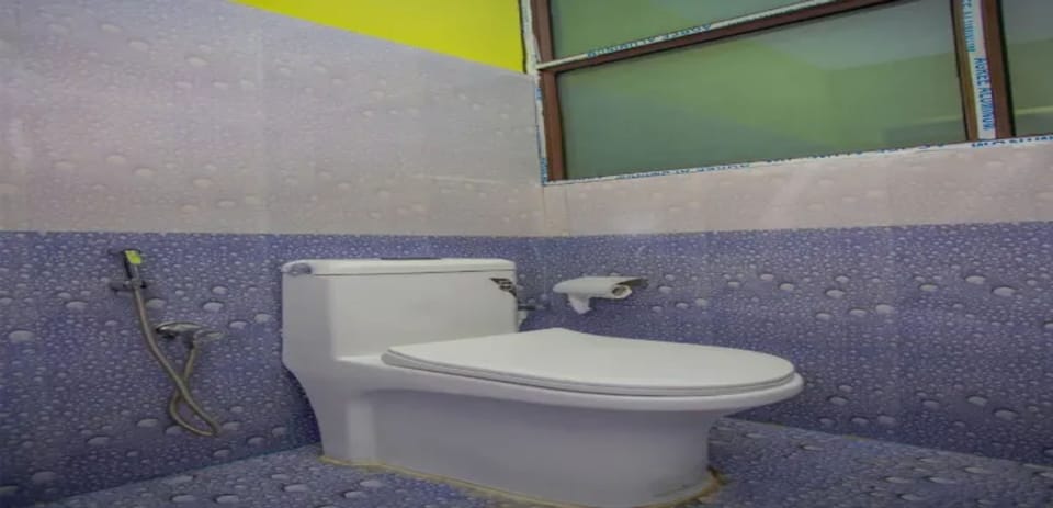 Double Room | Bathroom | Shower, rainfall showerhead, towels, soap