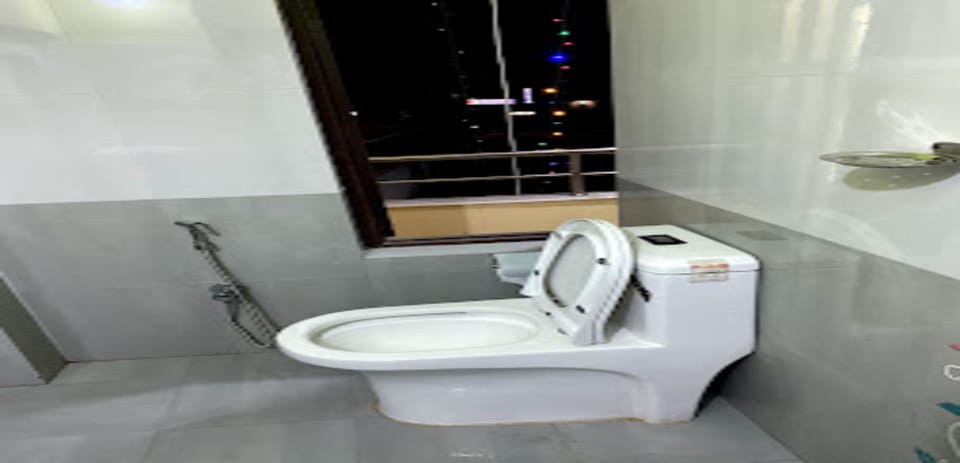 Single Room | Bathroom | Shower, rainfall showerhead, towels, soap