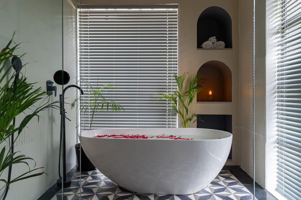 Premium Courtyard Suites with bath tub | Bathroom | Free toiletries, hair dryer, slippers, soap