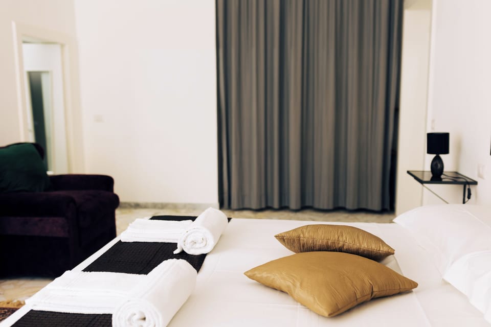 Camera Deluxe Donna Rossa | Egyptian cotton sheets, premium bedding, down comforters