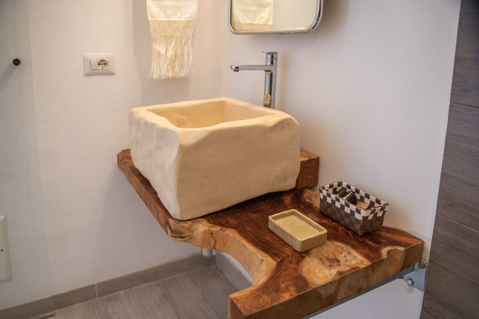 Camera Luxury Donna Carmela | Bathroom | Shower, hydromassage showerhead, free toiletries, hair dryer