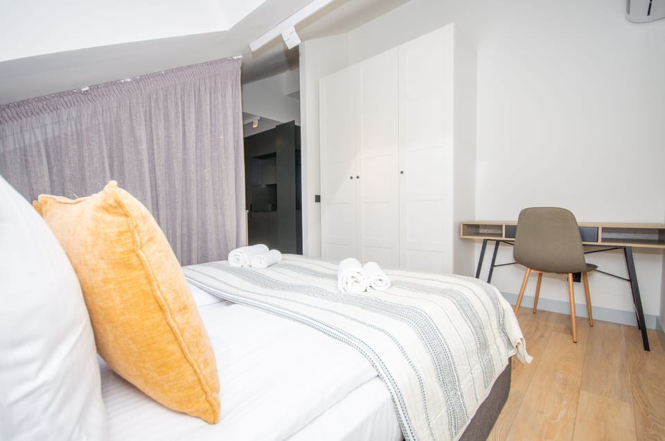 City Studio Suite | Living area | 55-cm Smart TV with cable channels, TV