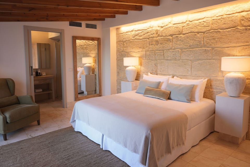 Premium Room | In-room safe, individually decorated, individually furnished