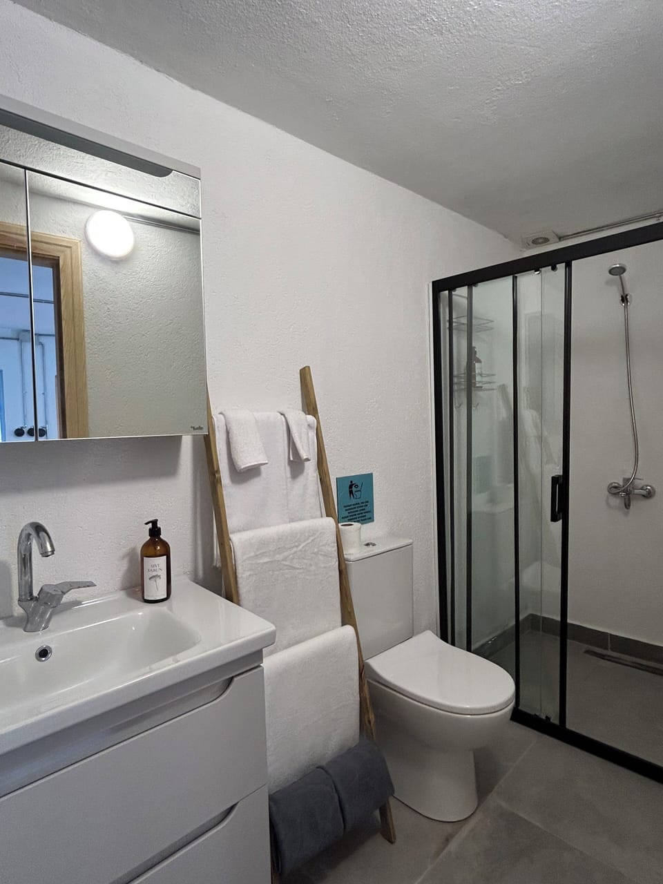 Standard Room, Garden View | Bathroom | Shower, towels, soap, shampoo