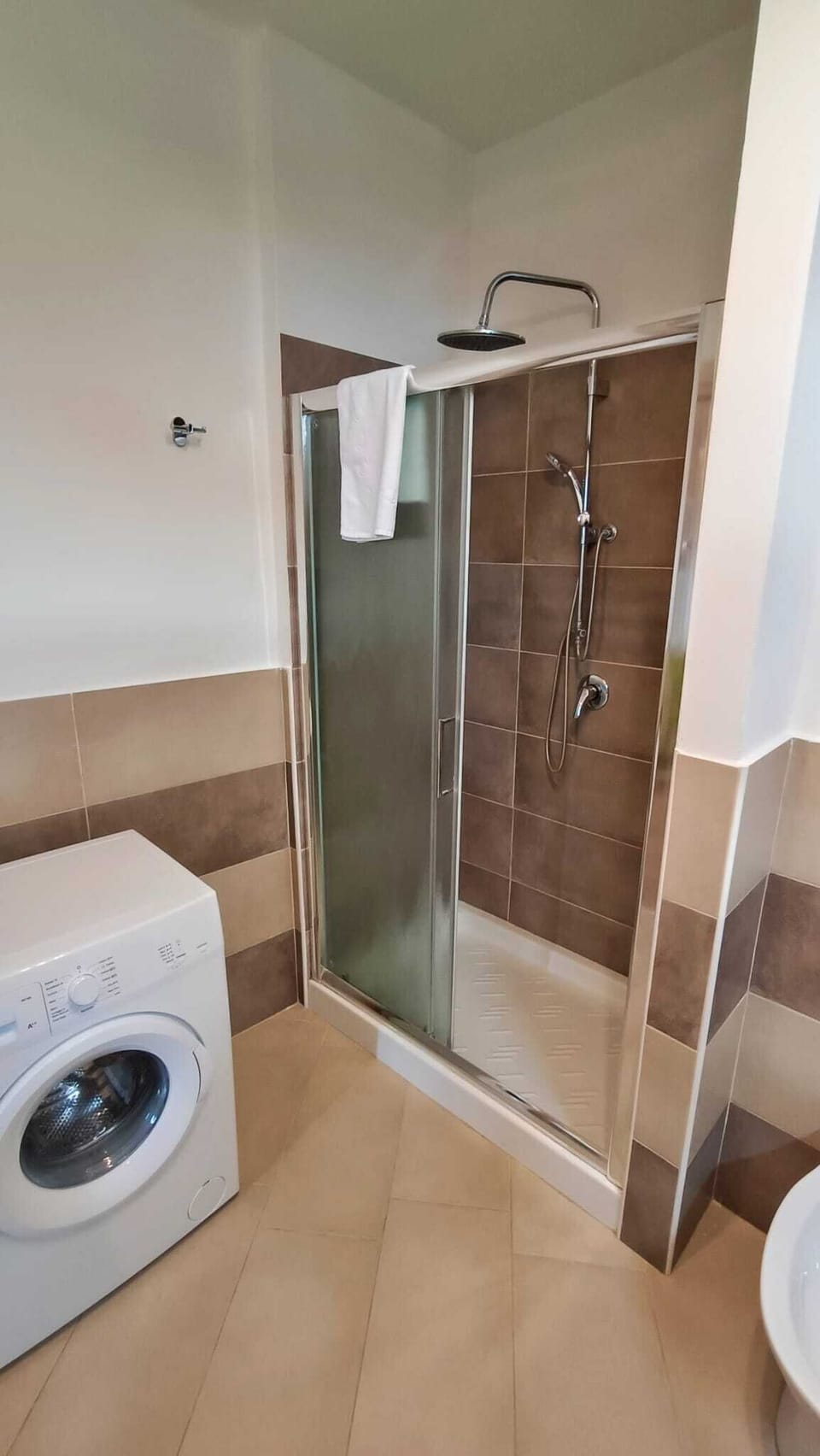 Comfort Apartment | Bathroom | Shower, free toiletries, hair dryer, bidet