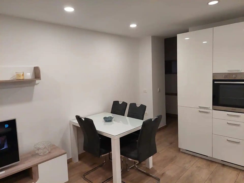 Private kitchen | Fridge, microwave, oven, stovetop