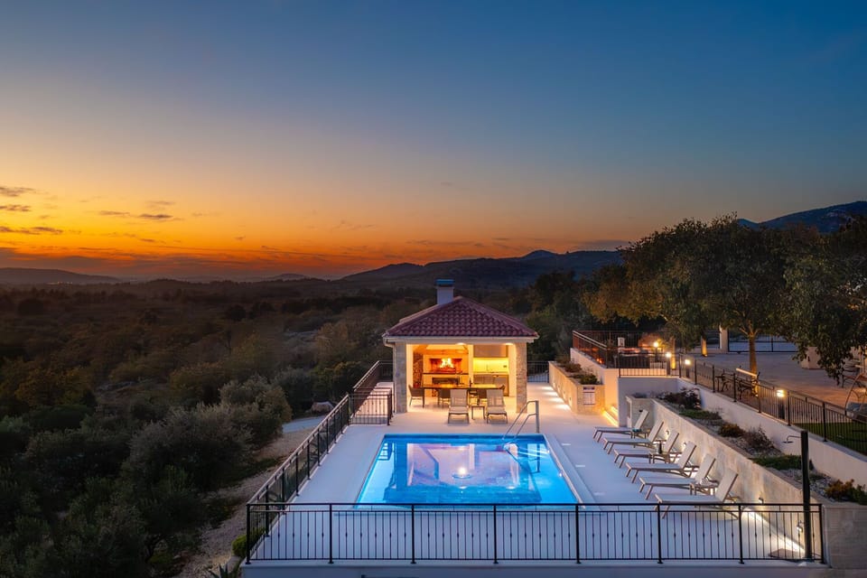 Outdoor pool, a heated pool, open open 24 hours, sun loungers