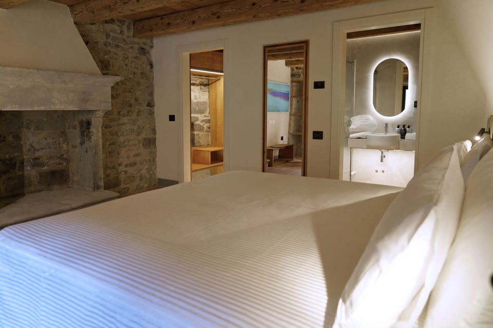 Deluxe Room | 1 bedroom, in-room safe, desk, free WiFi