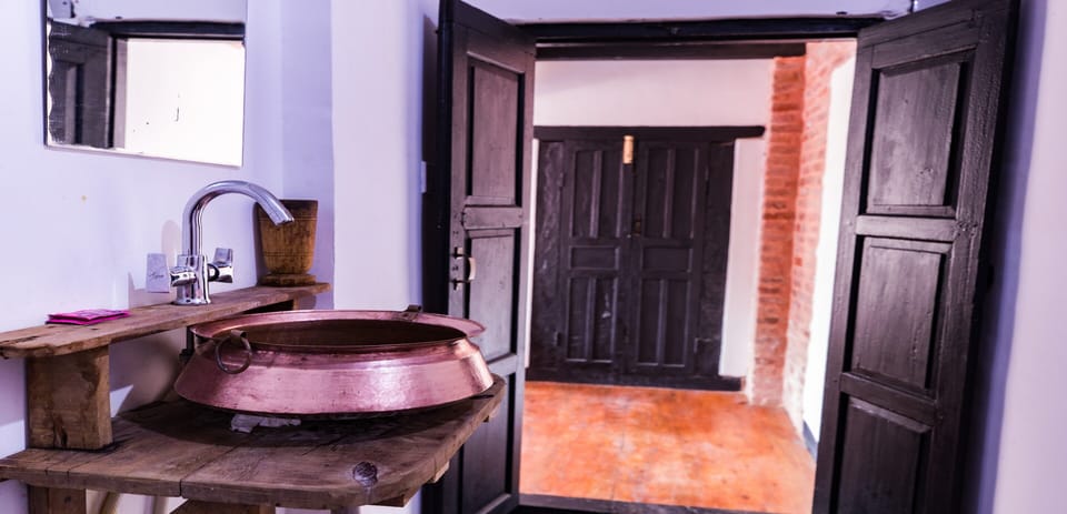 Deluxe Room | Bathroom | Shower, rainfall showerhead, towels, soap
